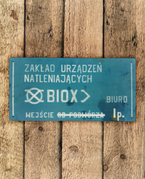 Zdjęcie starej tablicy z Zakładu urządzeń natleniających Biox - 1989.