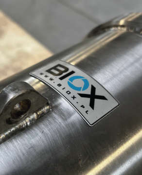 Zbliżenie na zdjęcie tabliczki z logo Biox umieszczonej na mieszadle do oczyszczalni.