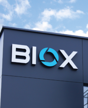 Zdjęcie logo na hali produkcyjnej Biox.