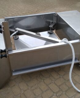 Dekanter pneumatyczny ustawiony na placu wyłożonym kostką brukową.