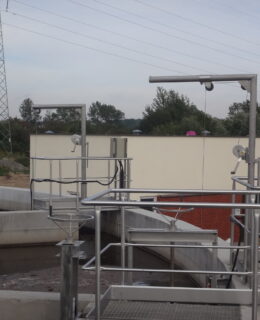 Żurawie proste zamontowane na pomostach technicznych, na krawędzi zbiornika w oczyszczalni ścieków.